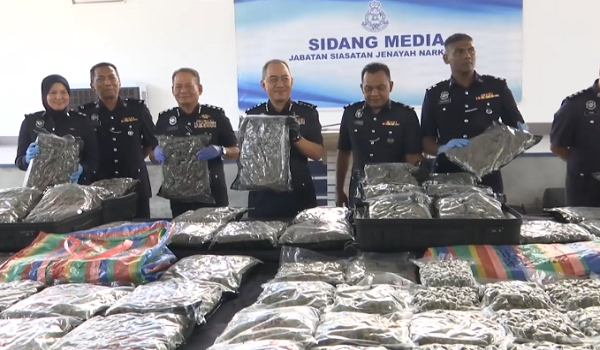 Datuk Mohd Alwi Zainal Abidin (tengah) menunjukkan kepada media, dadah-dadah yang dirampas